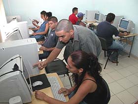 20080427045324-joven-club-computacion-cama-1-.jpg